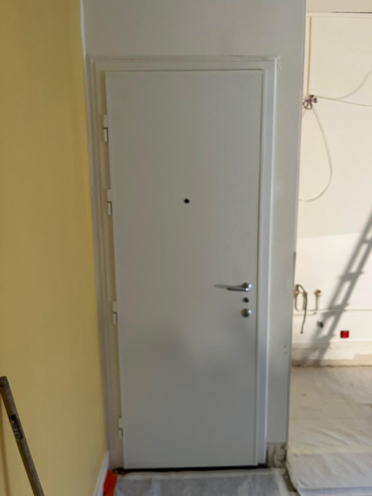 Porte de garage sectionnelle blanche avec motorisation et télécommande